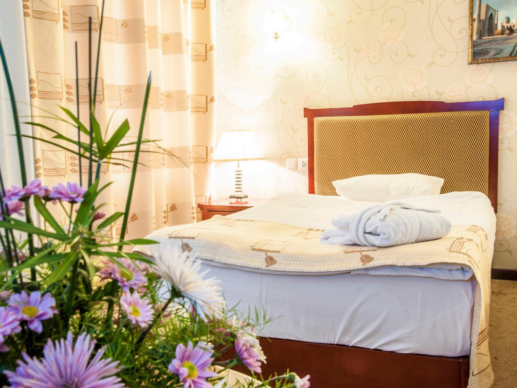 Golden Valley Hotel Tashkent Esterno foto