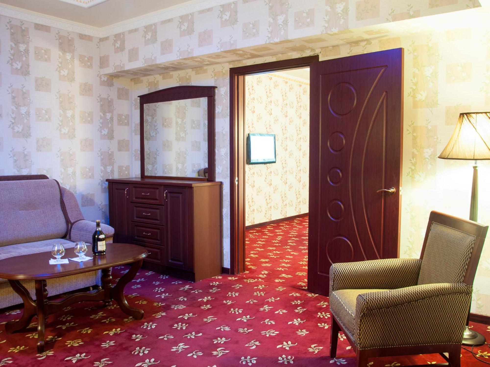 Golden Valley Hotel Tashkent Esterno foto