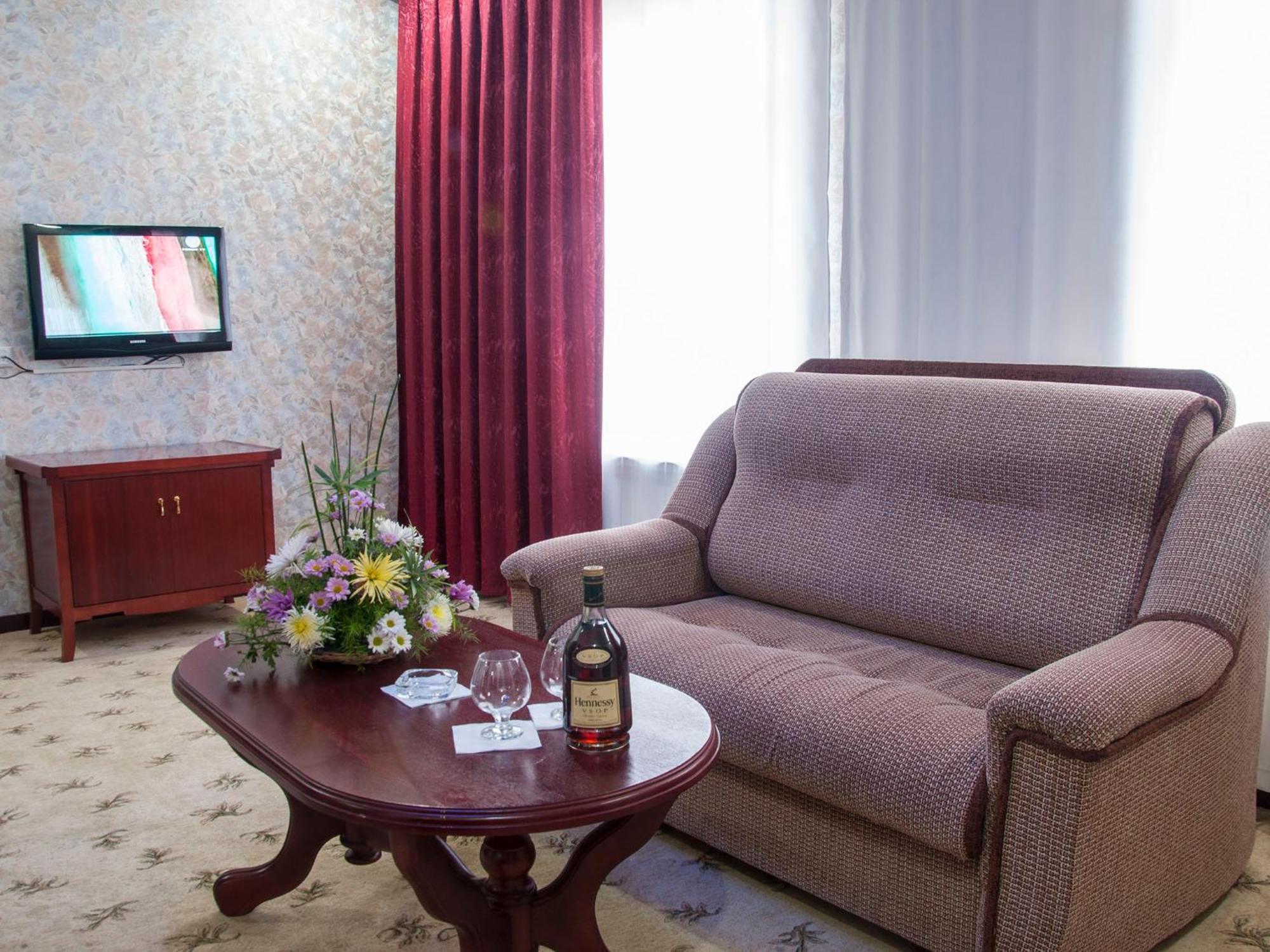 Golden Valley Hotel Tashkent Esterno foto